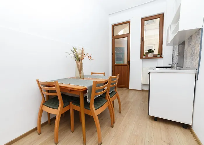 Old Town View Street Franceza Apartman *